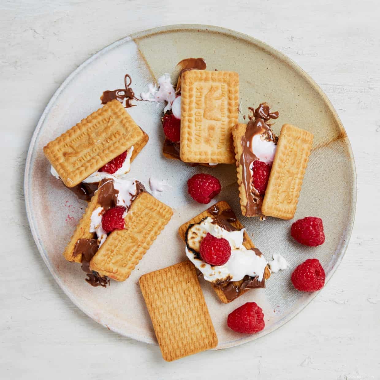 La recette de Ruby Tandoh pour des s mores au lait malté, au chocolat et aux framboises grillés au barbecue 