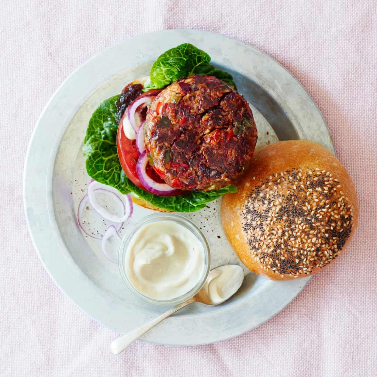 La recette de Meera Sodha pour des burgers végétaliens au piment avec de la mayonnaise à l ail 