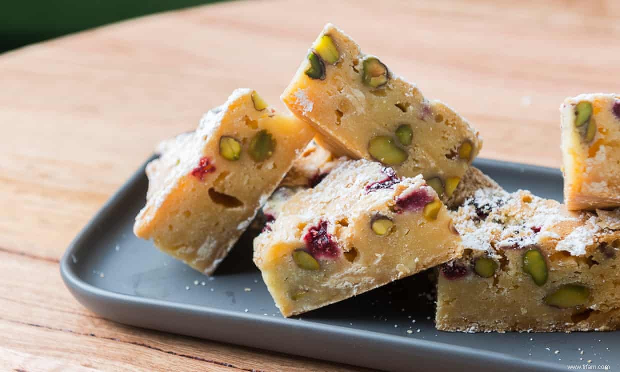 La recette des blondies pistache, chocolat blanc et framboise de Michele Curtis 