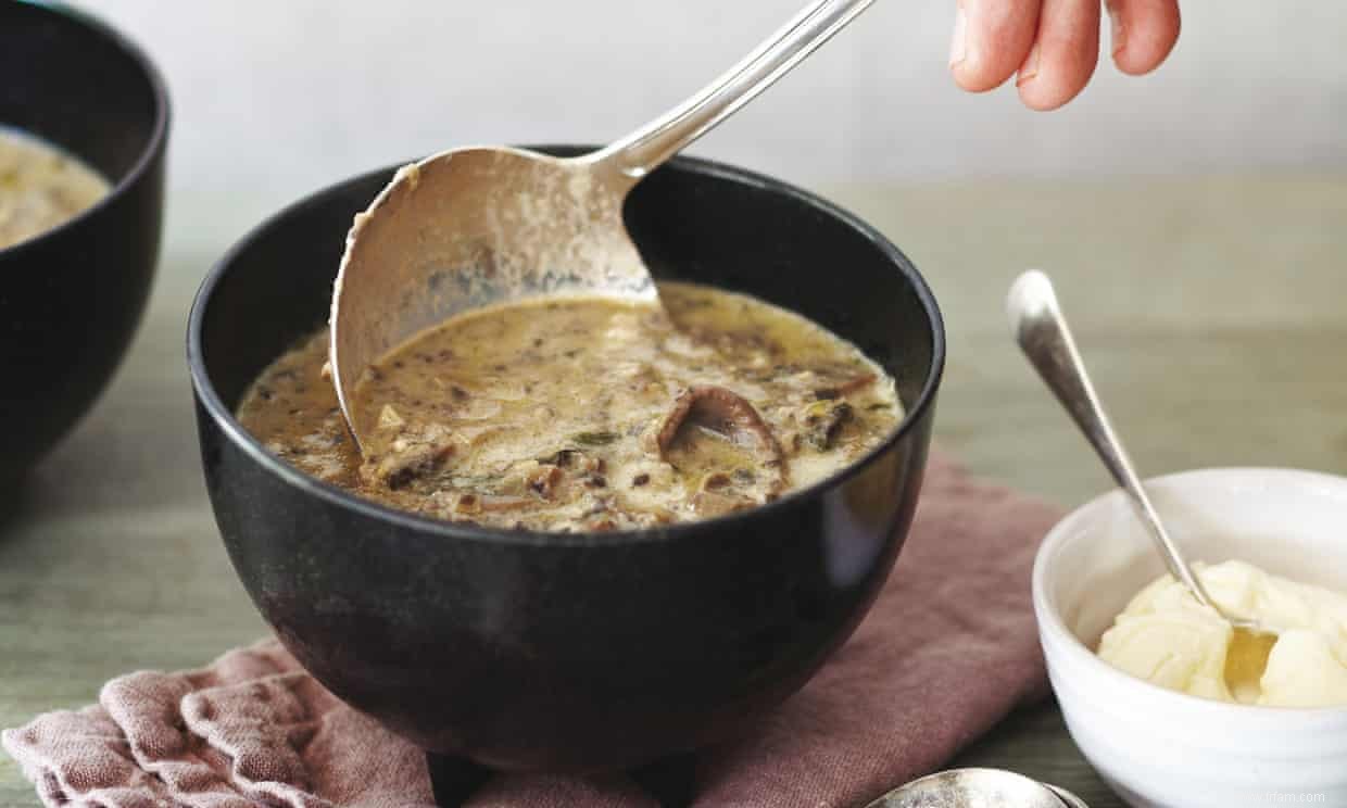 La recette de la soupe crémeuse aux champignons et aux noisettes de Peter Gordon 