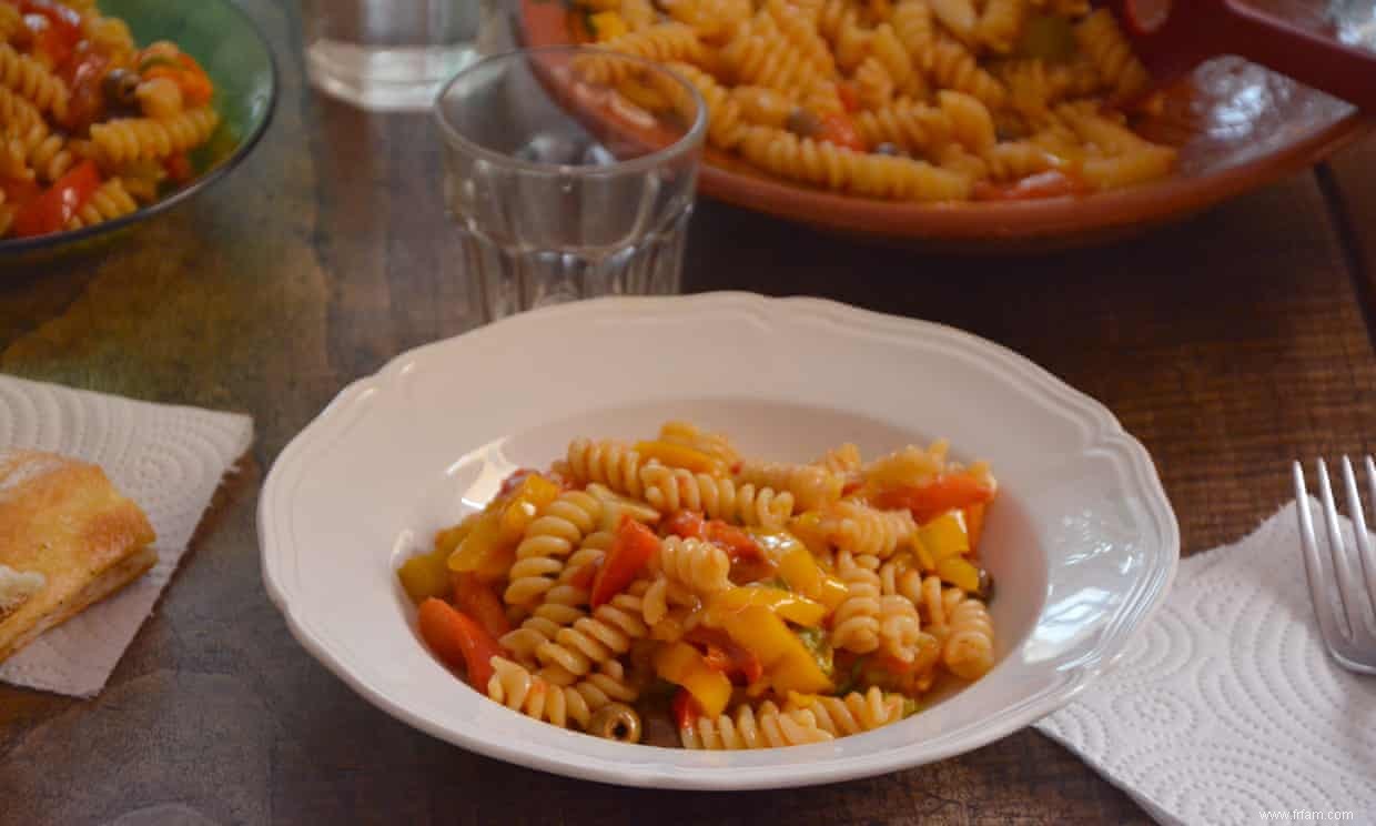 La recette de Rachel Roddy pour les fusilli au poivre et sauce aux olives 