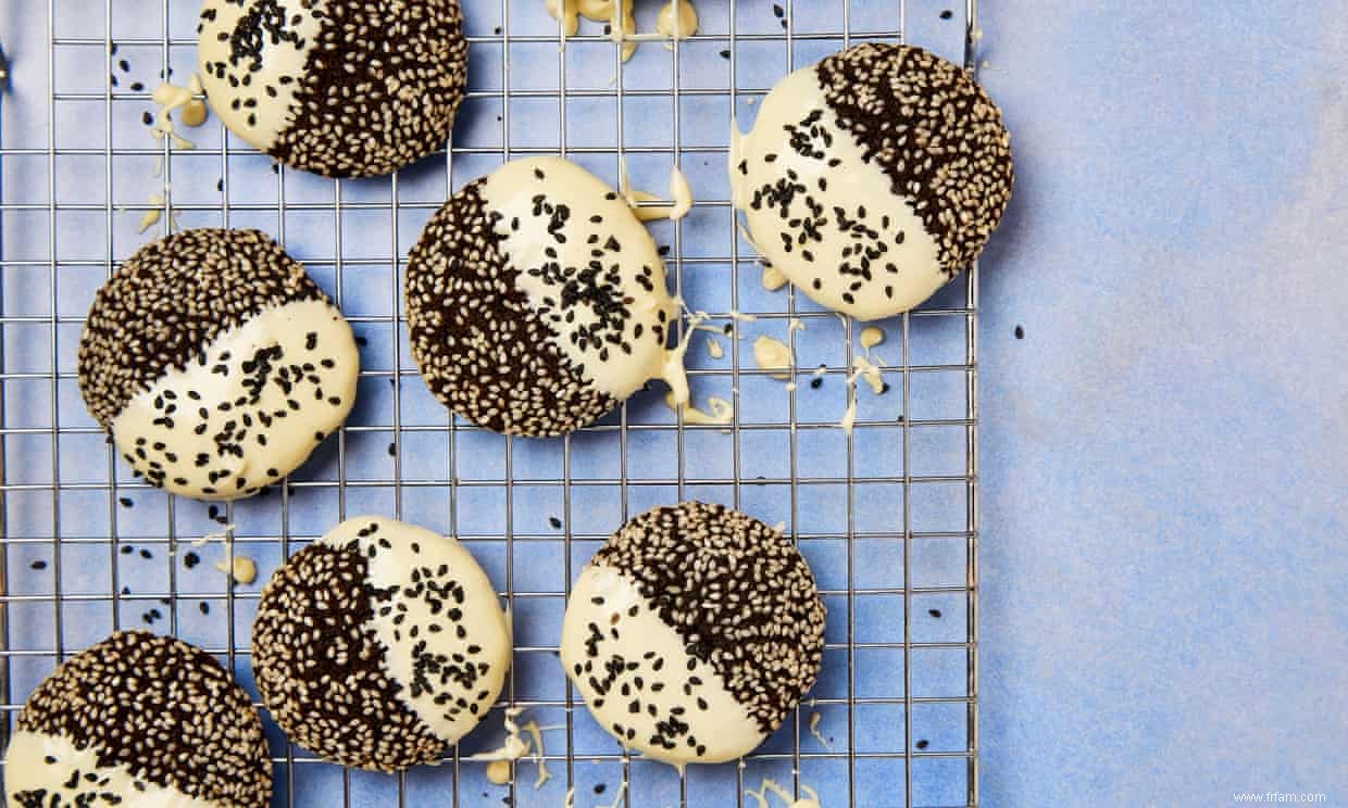 La recette de Ruby Tandoh des biscuits au sésame noir et au chocolat blanc 