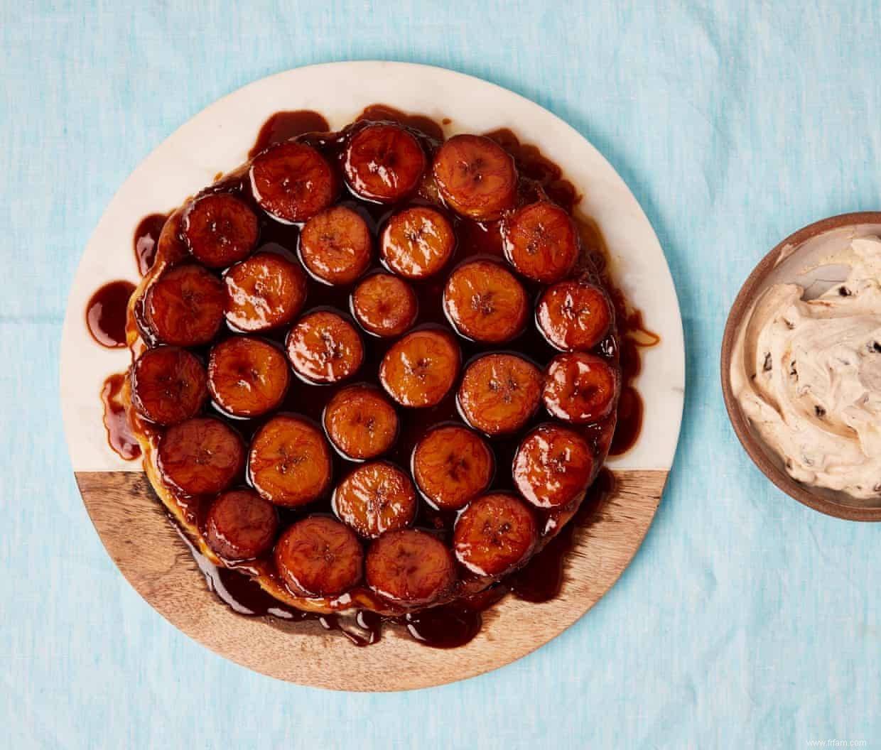 La recette de Liam Charles pour la tarte tatin de plantain à la crème épicée 