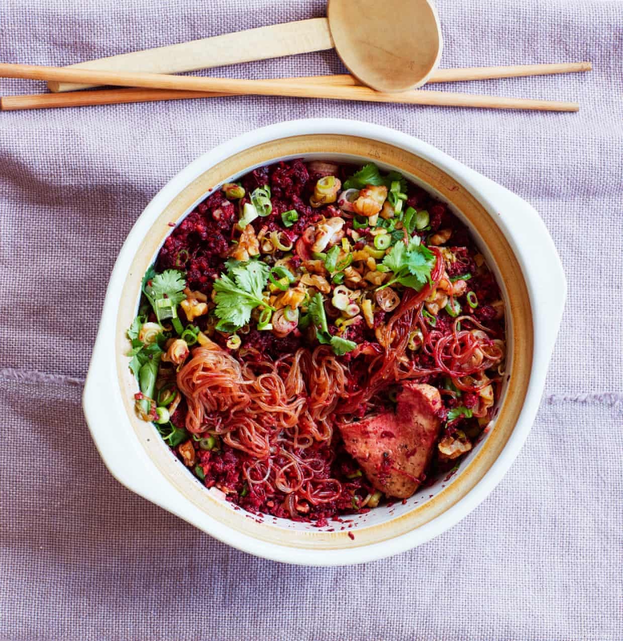 La recette de Meera Sodha pour les nouilles végétaliennes en pot d argile avec du tofu fumé 