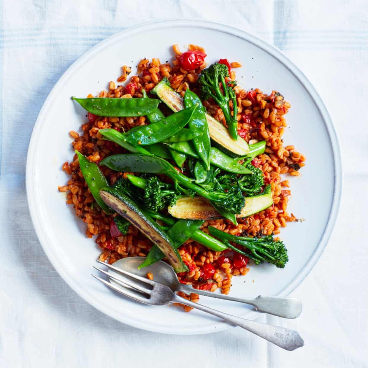 La recette végétalienne de Meera Sodha pour le farro de tomates aux légumes d été 