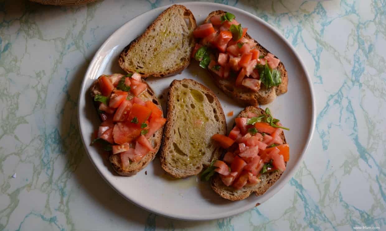 Contes de tomates :une recette de bruschetta à l ail 