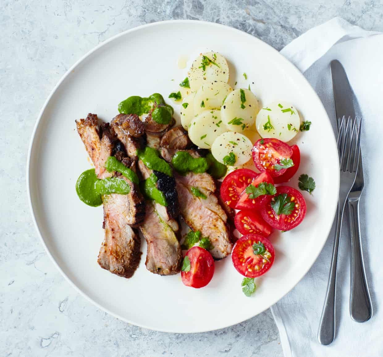 Agneau mariné à l ancho au barbecue de Thomasina Miers avec salsa à la coriandre 