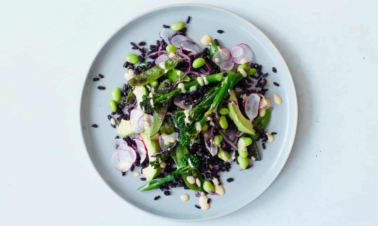 La recette végétalienne de Meera Sodha pour une salade de riz noir avec des légumes verts et du miso 