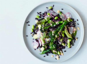 La recette végétalienne de Meera Sodha pour une salade de riz noir avec des légumes verts et du miso 