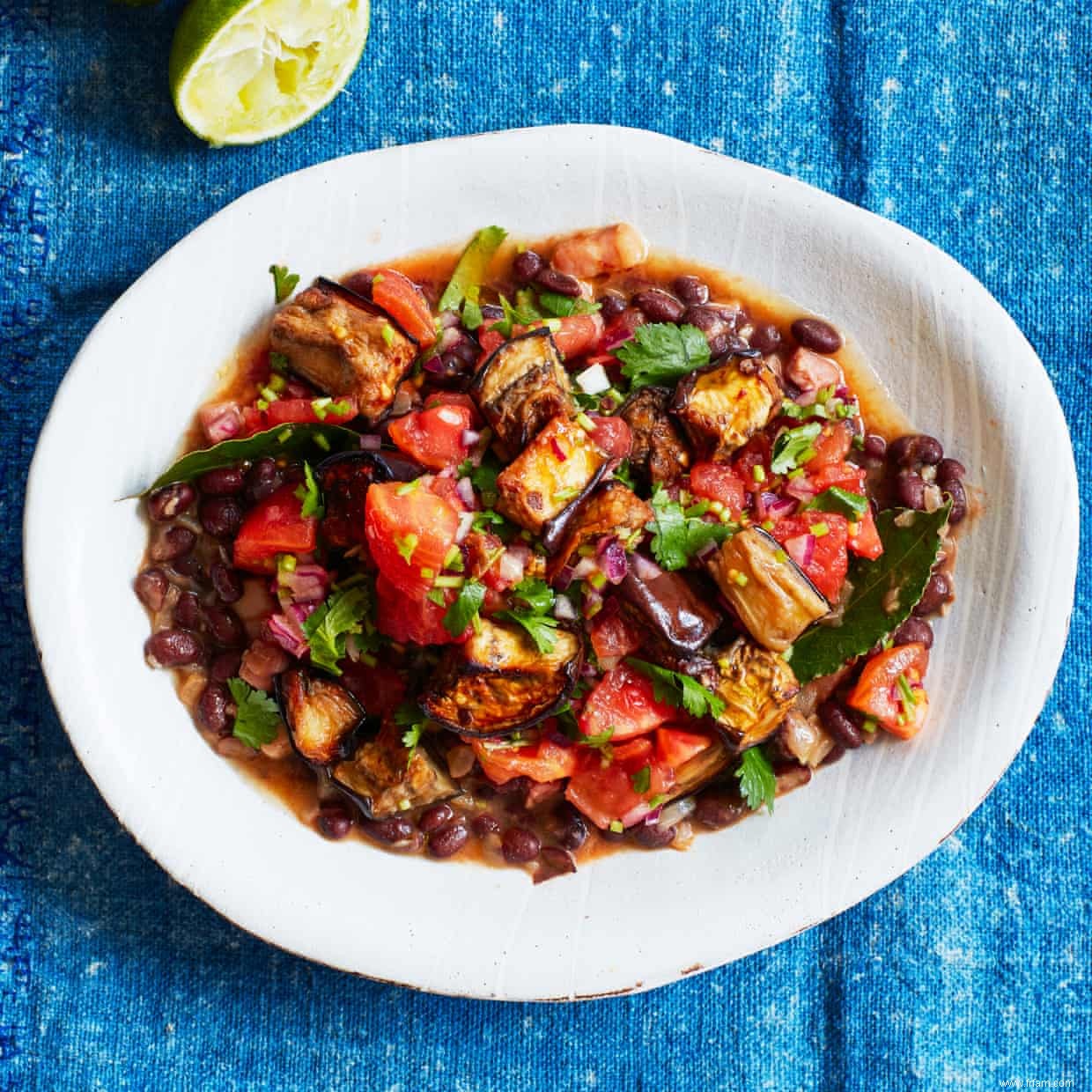 La recette de Thomasina Miers pour la salade d aubergines rôties et de tomates aux haricots noirs 