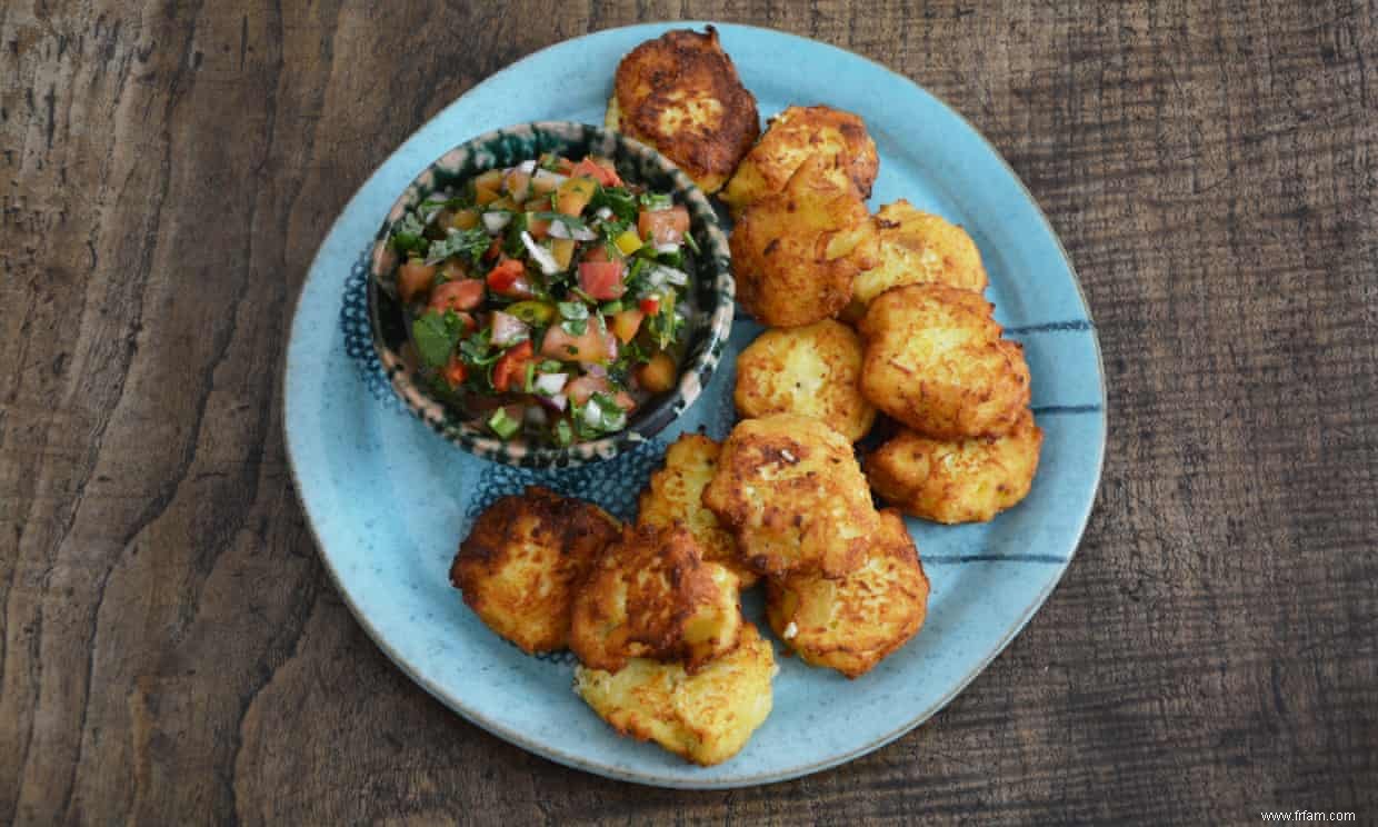 La recette de Rachel Roddy pour les gâteaux de pommes de terre avec salsa de tomates, oignons, piments et herbes 