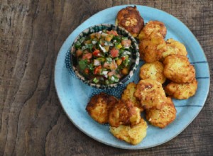 La recette de Rachel Roddy pour les gâteaux de pommes de terre avec salsa de tomates, oignons, piments et herbes 