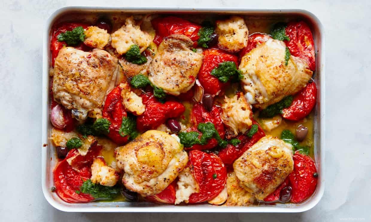 La recette de Thomasina Miers pour le traybake de tomates et de poulet 