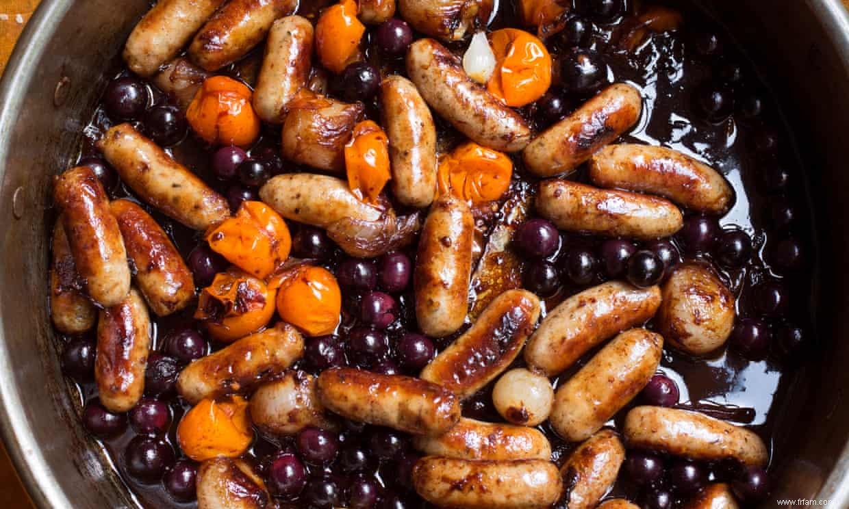 La recette des saucisses, échalotes et raisins de Nigel Slater 