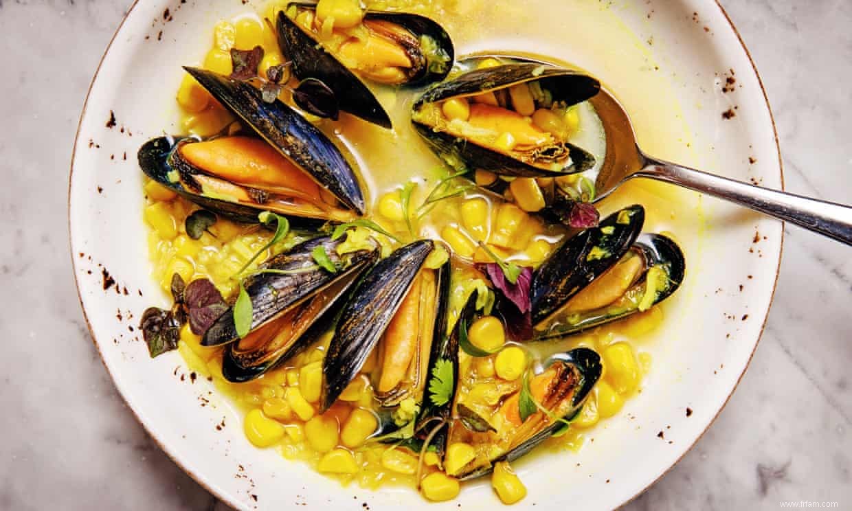 La recette de Ravinder Bhogal pour la soupe de moules, de riz et de maïs doux 