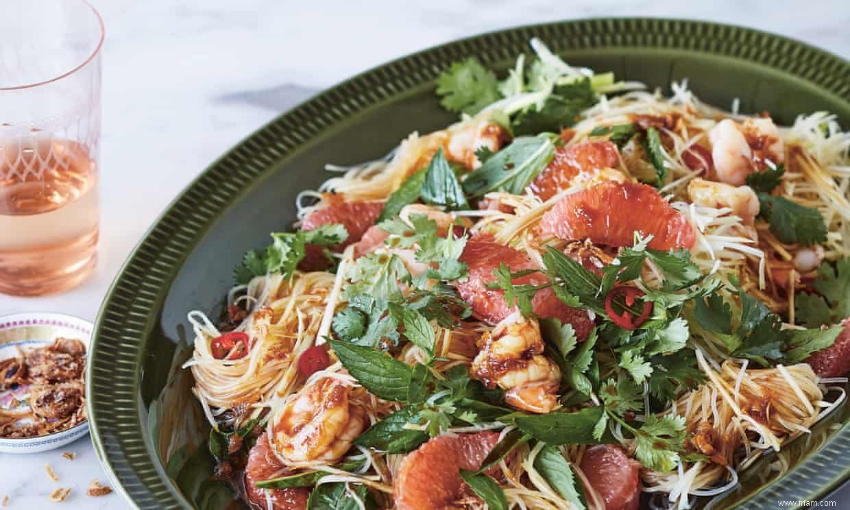 Salade de nouilles en verre d Annabel Crabb aux crevettes et au pamplemousse rose 