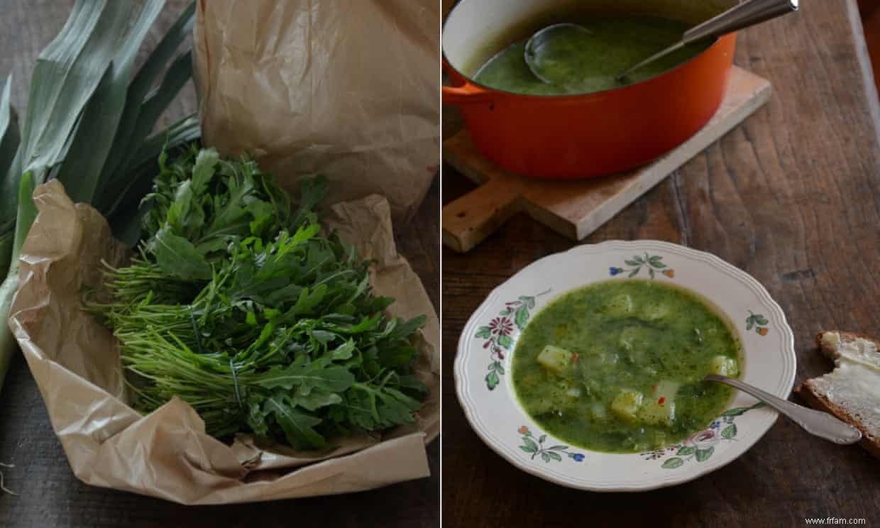 La recette de la soupe à la roquette, aux poireaux et aux pommes de terre de Rachel Roddy 