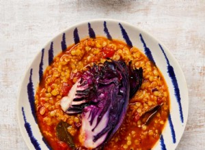 La recette végétalienne de Meera Sodha pour le rasam de lentilles avec du chou rouge rôti 