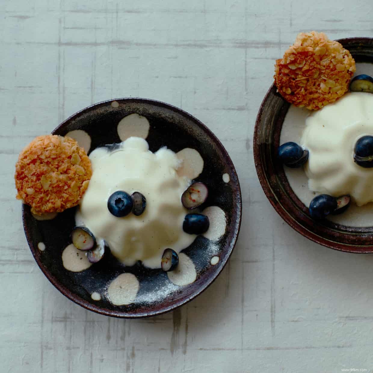 La recette de Thomasina Miers pour la panna cotta au yaourt à la vanille avec des biscuits à l avoine 