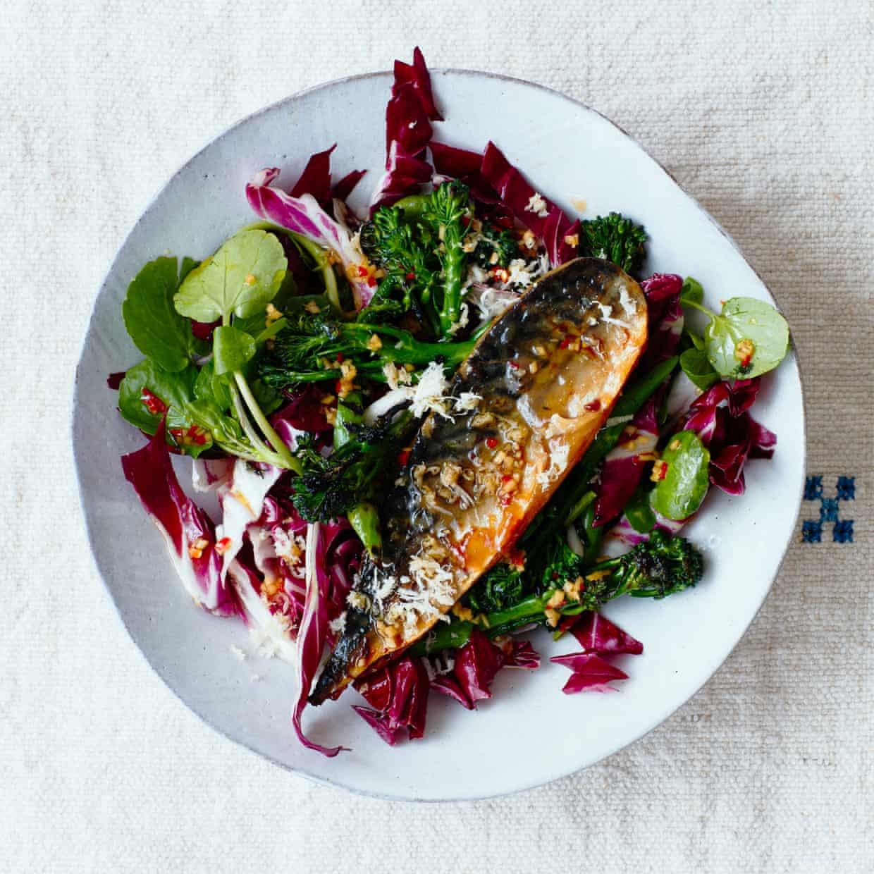 Recette de Thomasina Miers pour la salade de maquereau fumé asiatique avec vinaigrette au piment 