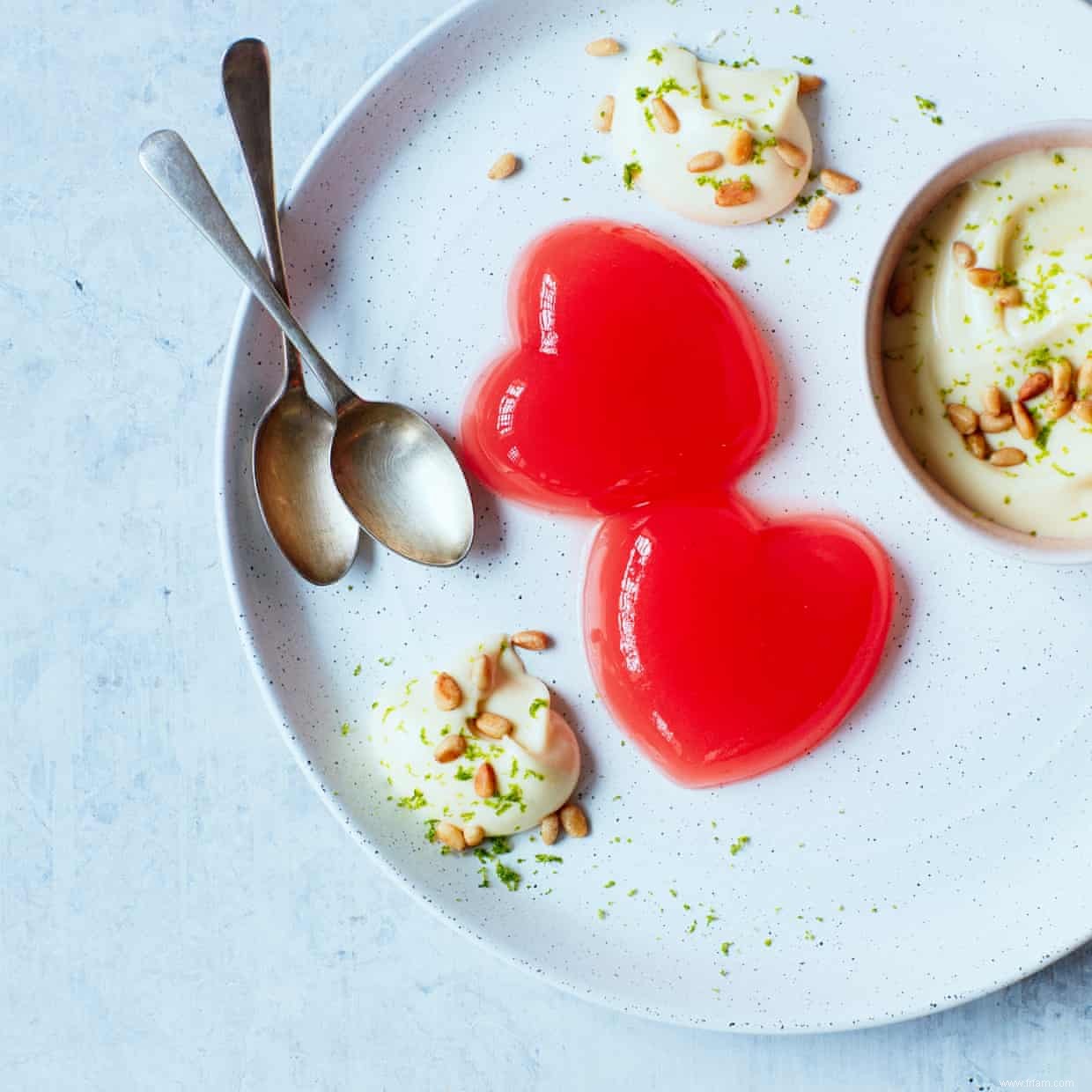 La recette de Thomasina Miers des gelées de rhubarbe à la crème de chocolat blanc 