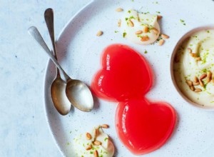 La recette de Thomasina Miers des gelées de rhubarbe à la crème de chocolat blanc 