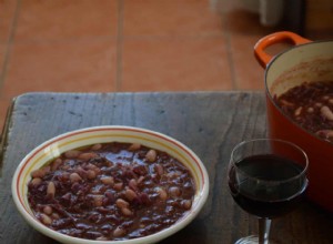 La recette de Rachel Roddy pour la soupe au chou rouge, à la saucisse et aux haricots blancs 