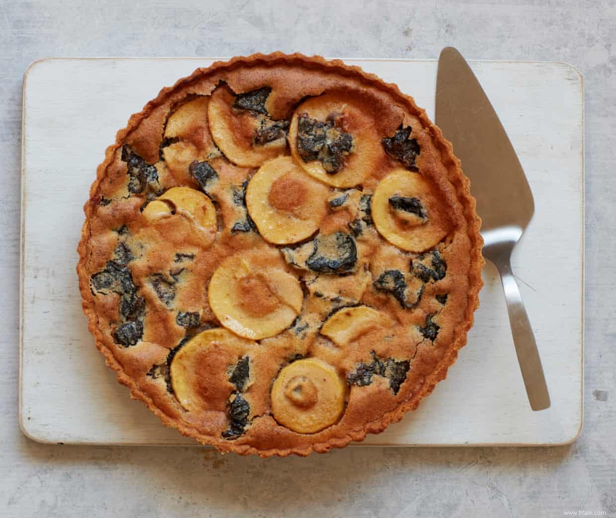 La recette de la tarte aux pommes, pruneaux et beurre noisette de Thomasina Miers 