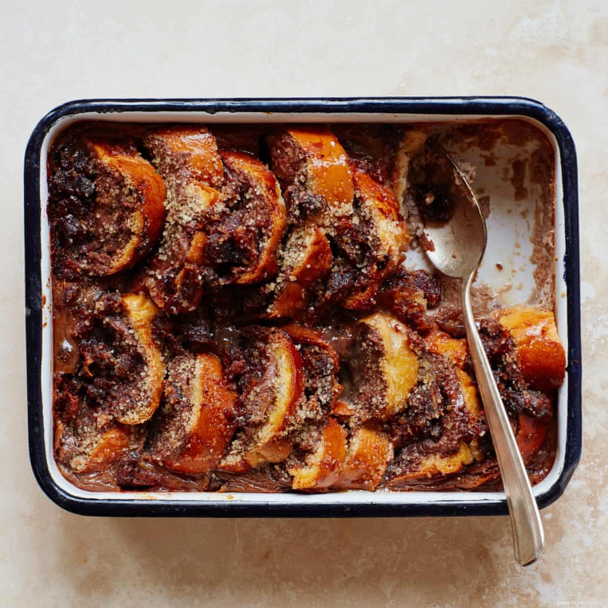 La recette de Liam Charles pour le pudding au pain et au beurre au caramel collant 