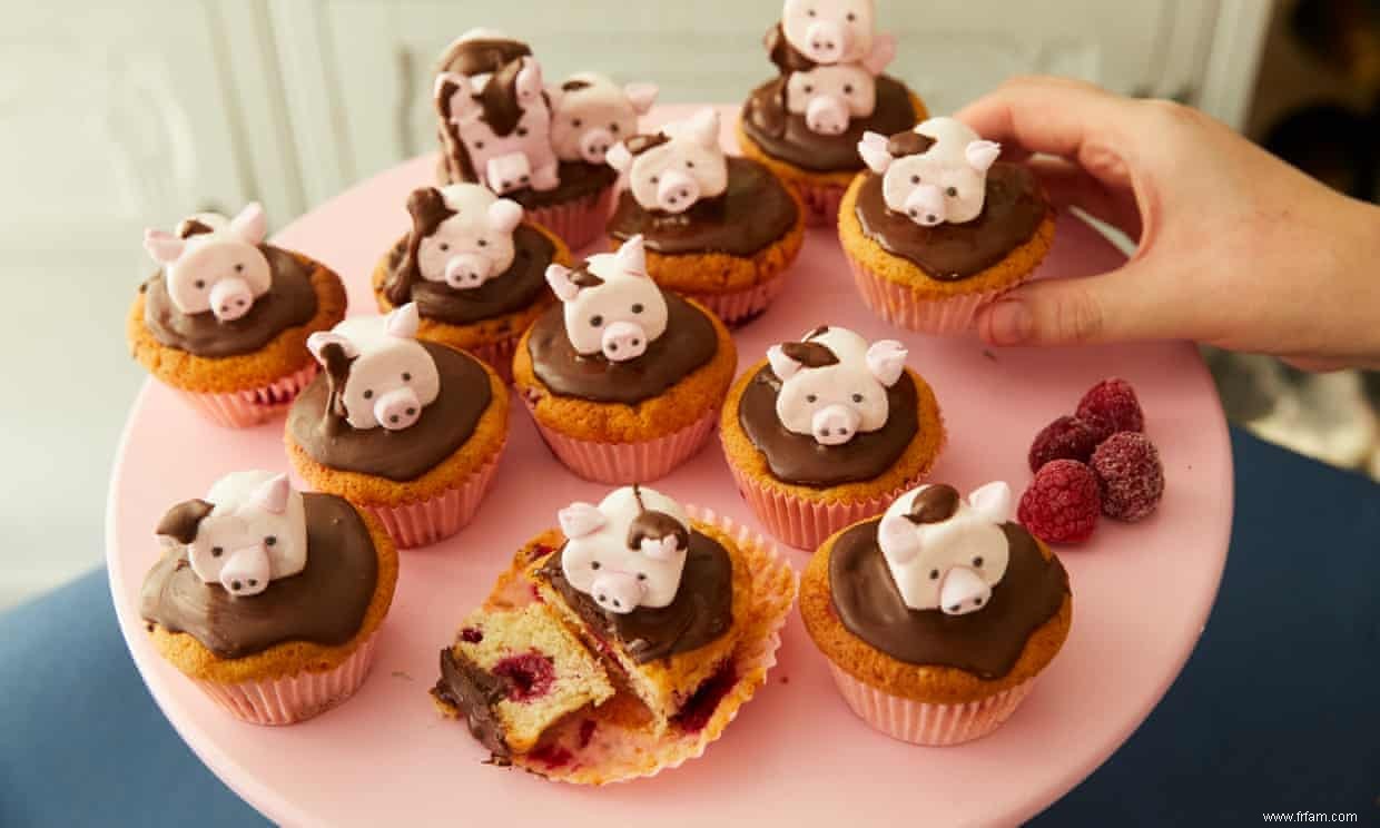 La recette de Kim-Joy pour les cupcakes aux framboises et au chocolat avec garniture de porc à la guimauve 