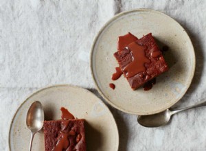 La recette de Thomasina Miers pour le gâteau aux dattes et au tahini avec une sauce au caramel collant 