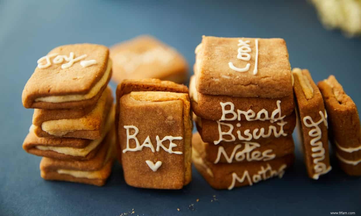 La recette de Kim-Joy pour les biscuits au chocolat, pâte d amande et livre de cerises 