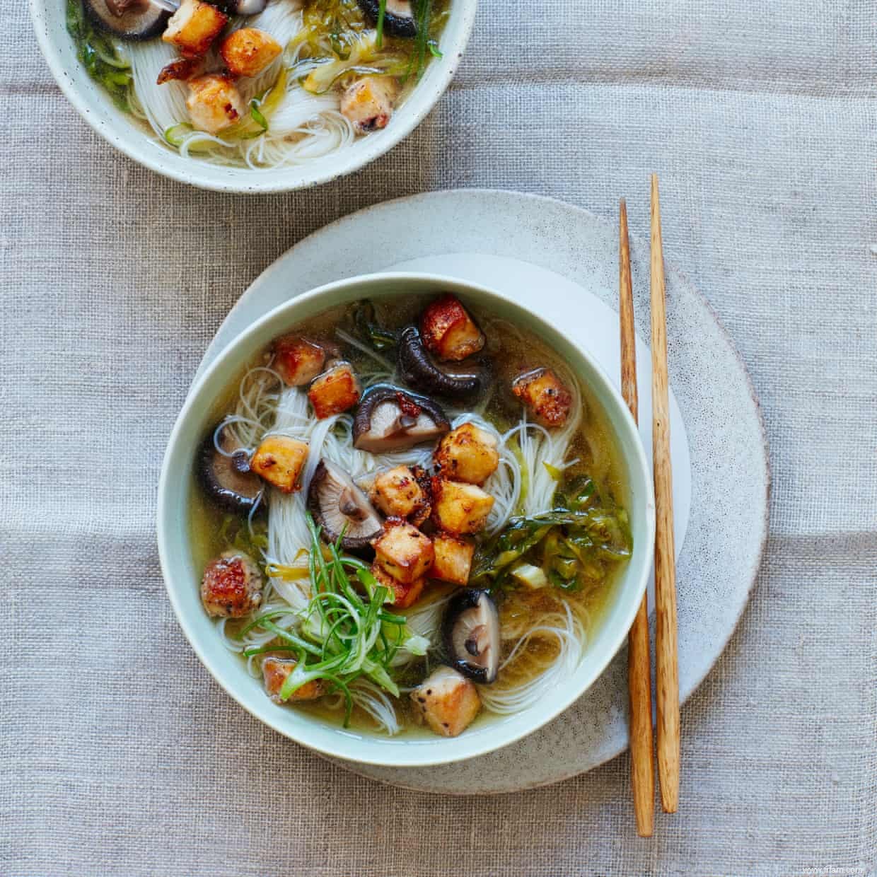 La recette de Thomasina Miers pour la soupe de nouilles au tofu frit du Sichuan 