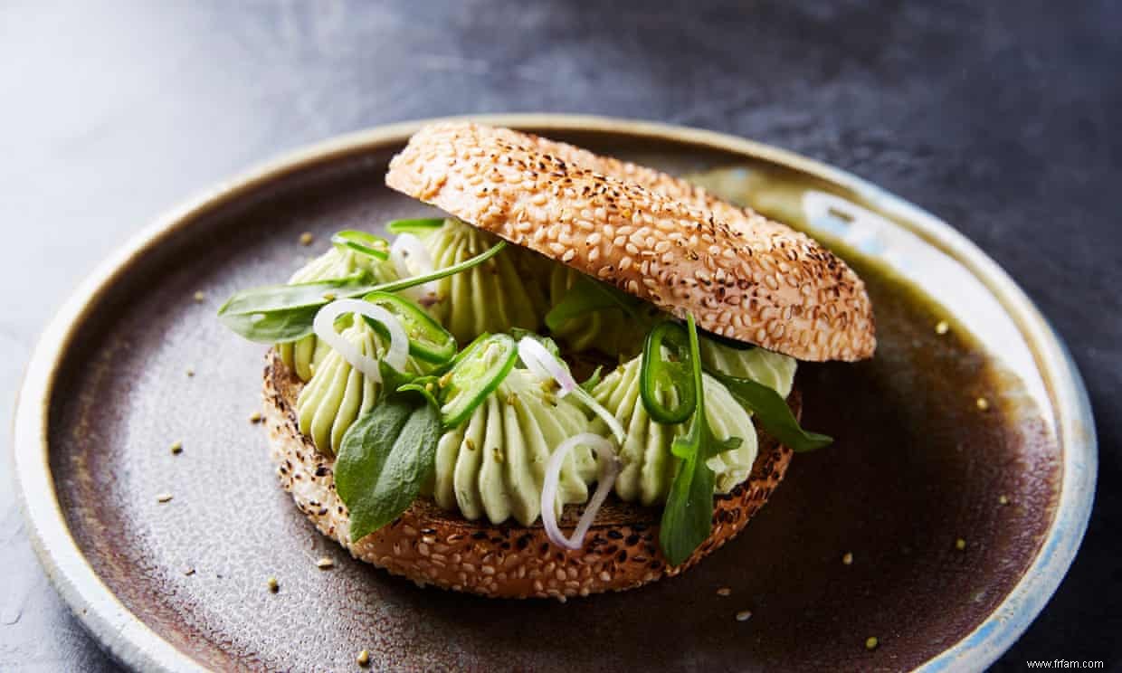 Recette du bagel au sésame de Peter Gunn avec avocat, fromage de chèvre, piment vert et oseille 