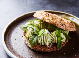 Recette du bagel au sésame de Peter Gunn avec avocat, fromage de chèvre, piment vert et oseille 