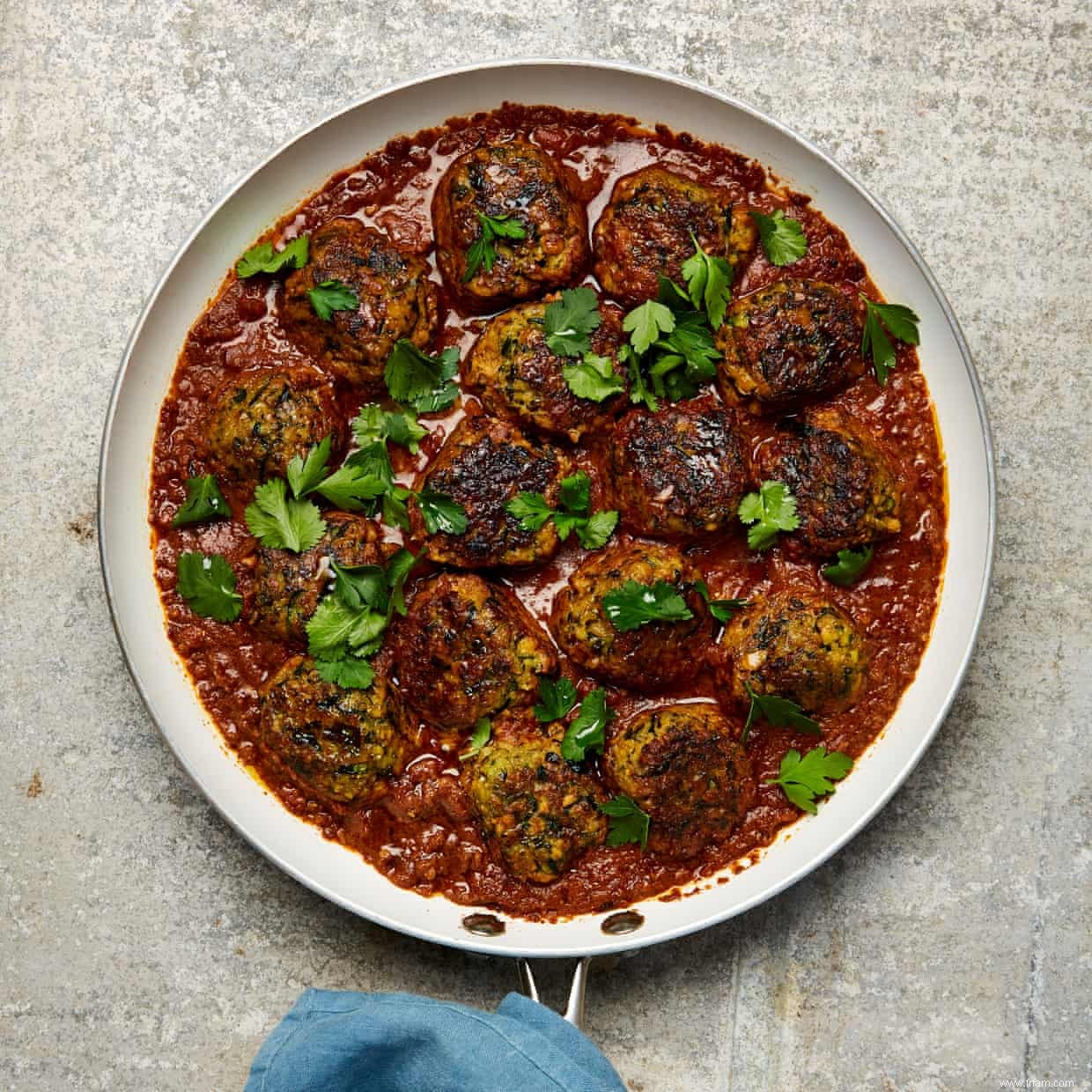 Des koftas d agneau et d aubergines aux galettes de champignons :les recettes de boulettes de viande de Yotam Ottolenghi 