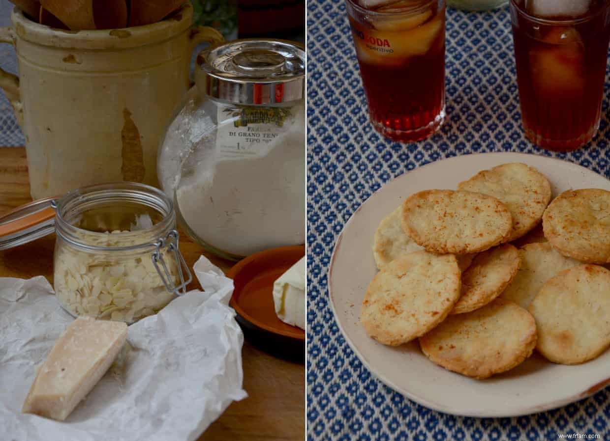 La recette de Rachel Roddy pour les biscuits au pecorino et aux amandes 