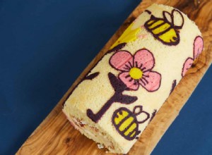 Recette de Kim-Joy pour le rouleau suisse aux framboises avec des abeilles décoratives et des fleurs 