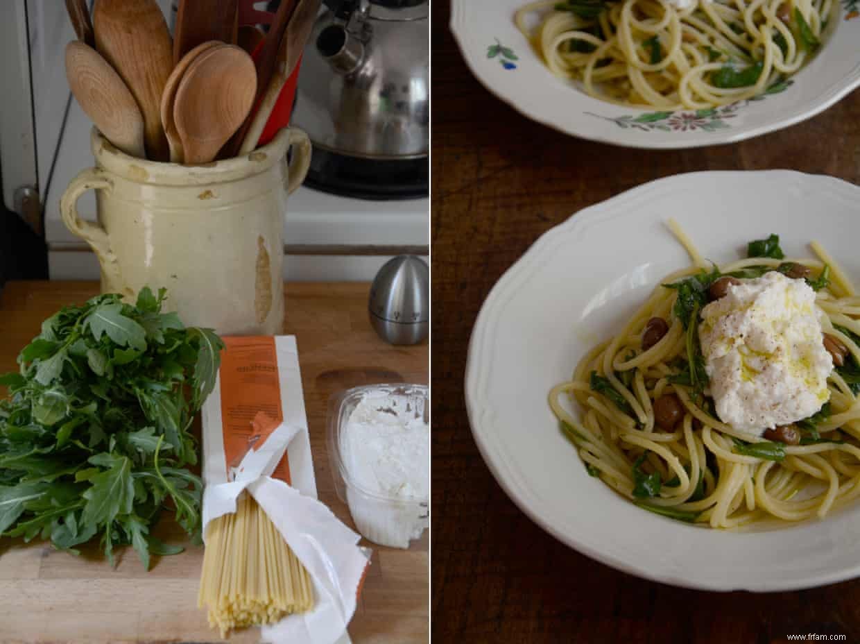 La recette de Rachel Roddy pour les spaghettis à la roquette, aux anchois et à la ricotta 