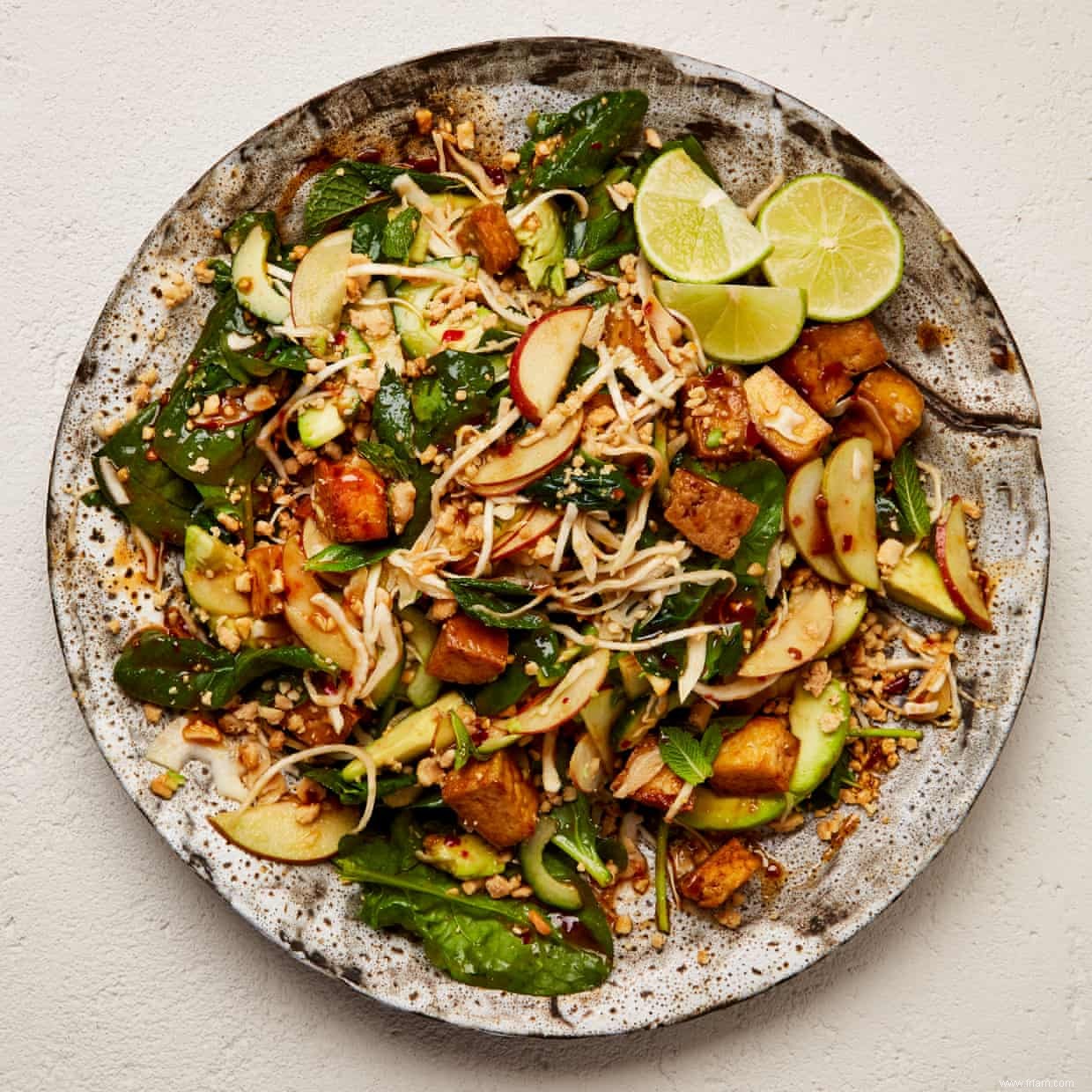 La recette végétalienne de Meera Sodha pour la salade de rojak à l avocat, au tofu et au tamarin 