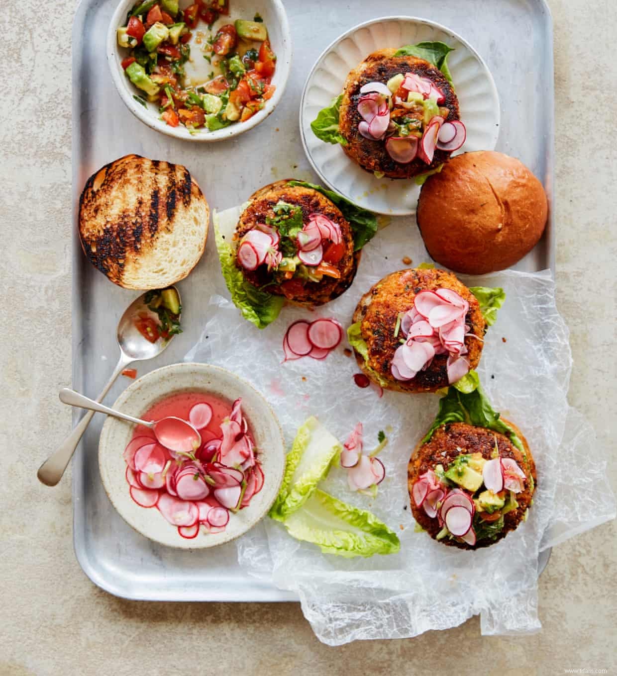 Hamburger aux carottes et bol arc-en-ciel d Anna Jones - recettes 