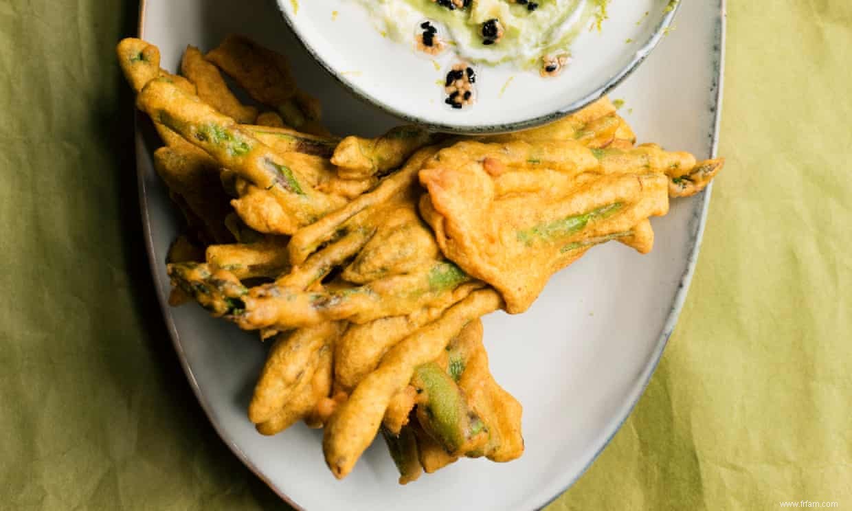 Recettes de pakora aux asperges et de soufflés à la fraise et à la ricotta de Nigel Slater 