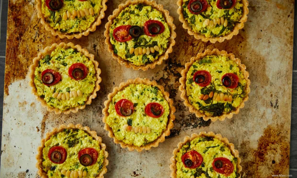 La recette de Kim-Joy pour les tartelettes végétaliennes à l oignon, au brocoli et à la tomate 