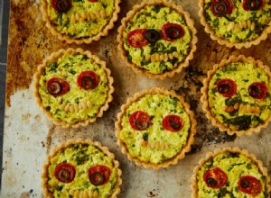 La recette de Kim-Joy pour les tartelettes végétaliennes à l oignon, au brocoli et à la tomate 