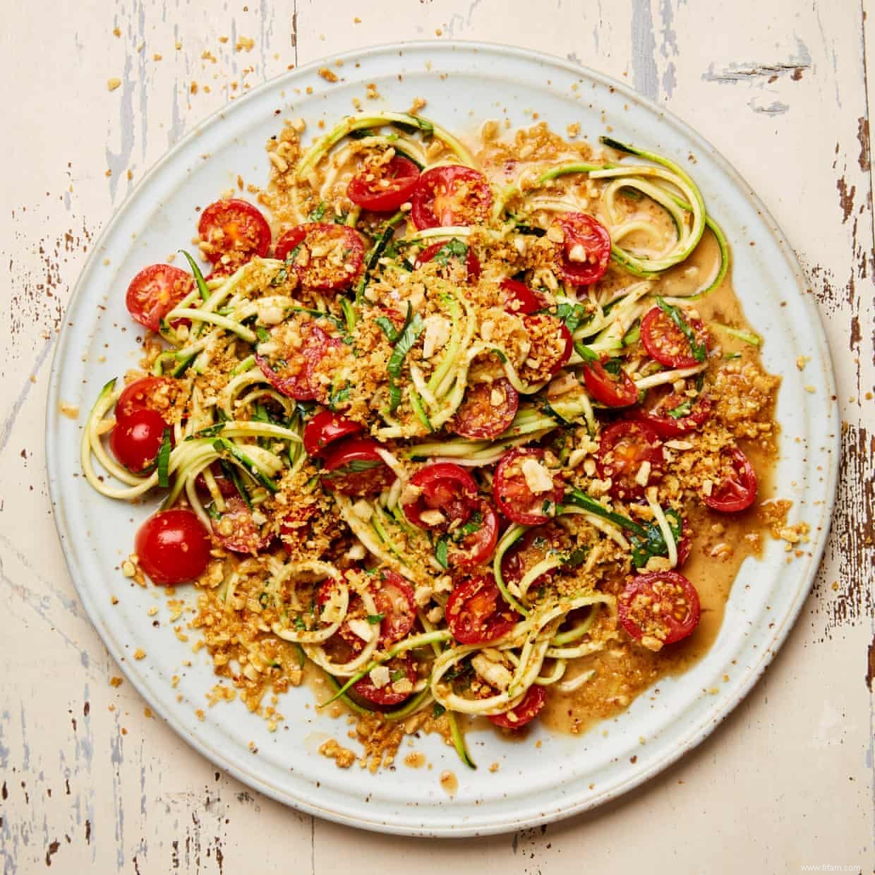 La recette végétalienne de Meera Sodha pour une salade de tomates thaïlandaise avec des miettes de cacahuètes 