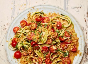 La recette végétalienne de Meera Sodha pour une salade de tomates thaïlandaise avec des miettes de cacahuètes 