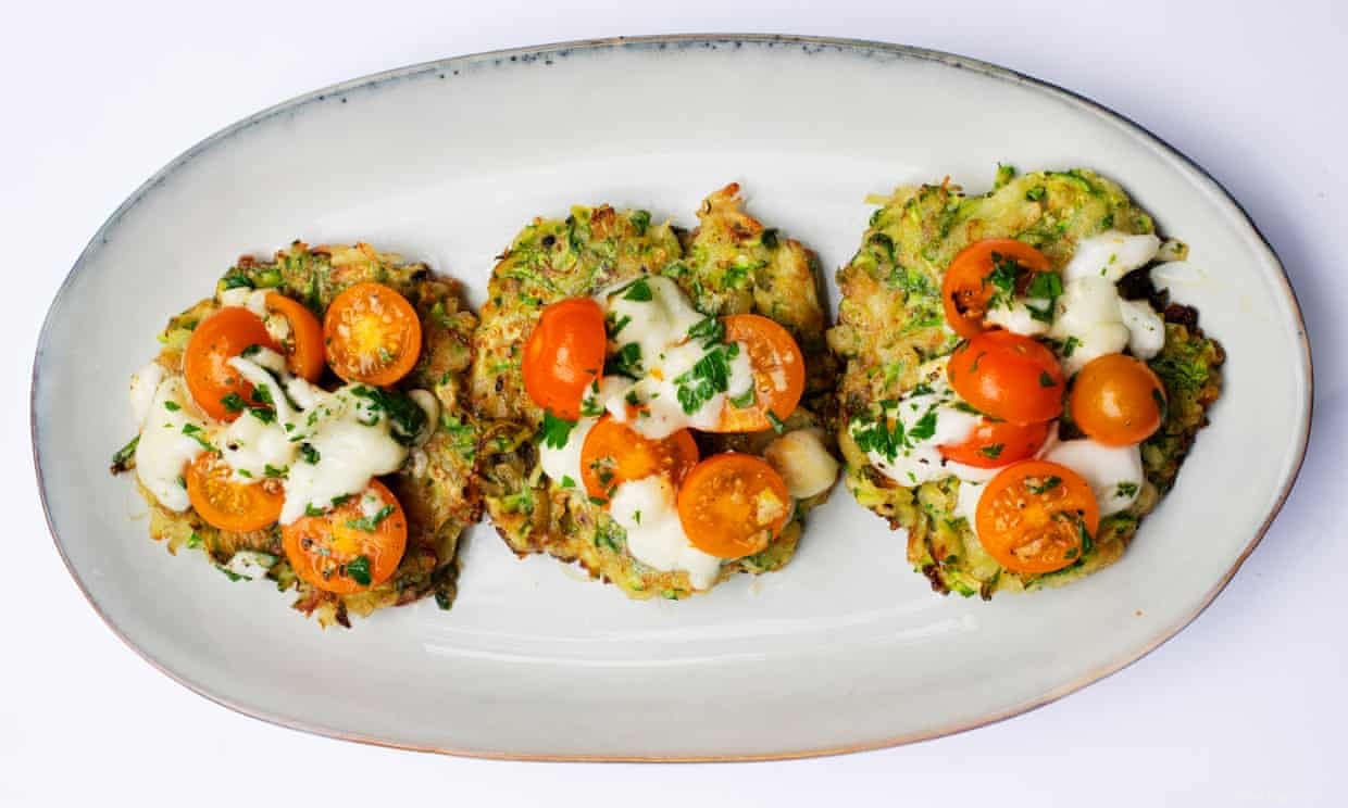 Rösti de courgettes de Nigel Slater avec burrata et tomates 