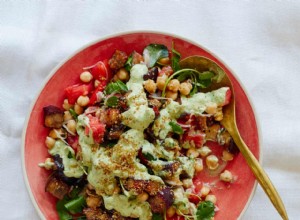 Recette de Thomasina Miers pour la salade d aubergines rôties aux pois chiches et sauce au tahini vert 