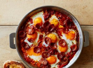 La recette de la piperade de Thomasina Miers aux œufs au four et croustillant de chorizo 