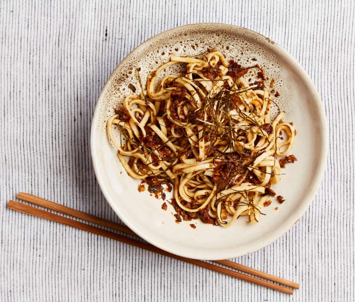 Recette végétalienne de Meera Sodha pour la sauce aux champignons XO avec des nouilles 